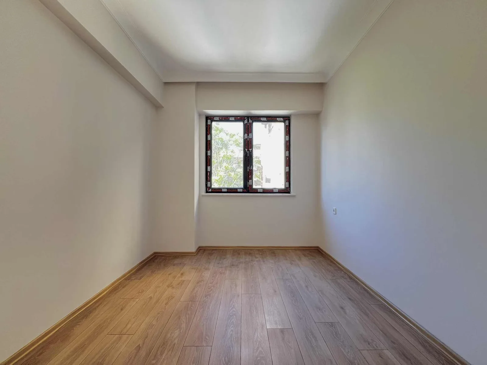 KARLIKTEPE MAH. CADDE ÜZERİ OTOPARKLI LÜKS 2+1 ARAKAT DAİRE - fotoğraf 2