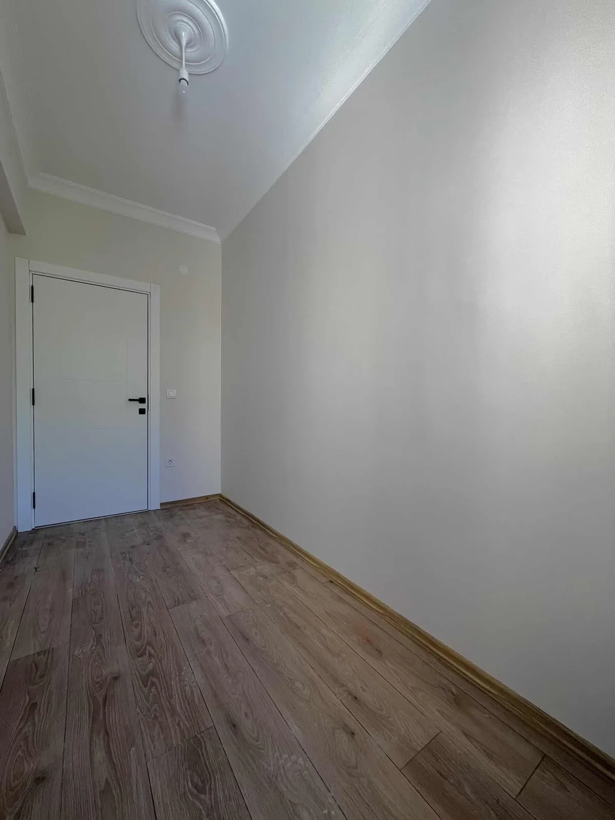 KARLIKTEPE MAH. CADDE ÜZERİ OTOPARKLI LÜKS 2+1 ARAKAT DAİRE - fotoğraf 5