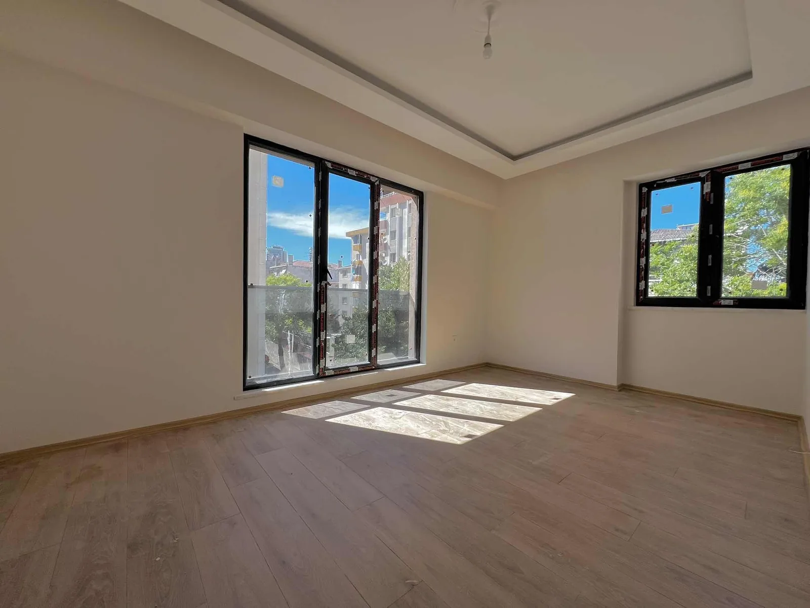 KARLIKTEPE MAH. CADDE ÜZERİ OTOPARKLI LÜKS 2+1 ARAKAT DAİRE - Etik Gayrimenkul