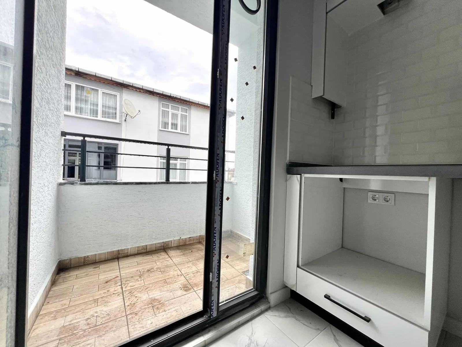 SANCAKTEPE VEYSEL KARANİ'DE METROYA YAKIN NET 80m2 ARAKAT - fotoğraf 2