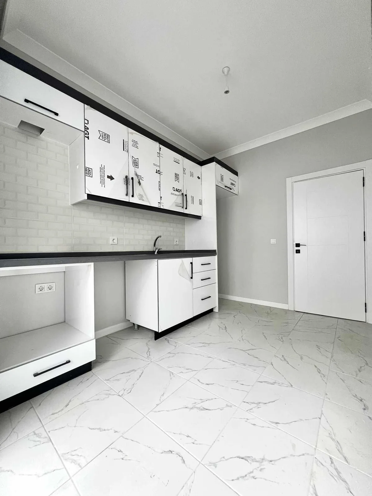 VEYSEL KARANİ MAH. METROYA YAKIN NET 80m2 BALKONLU DAİRE - fotoğraf 3